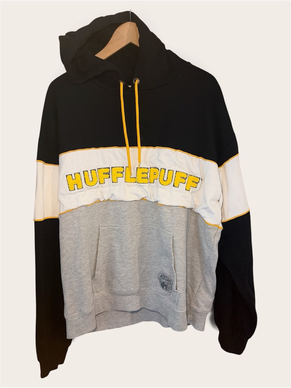 HARRY POTTER HUFFLEPUFF SIZE LARGE COLORBLOCK PULLOVER HOODIE